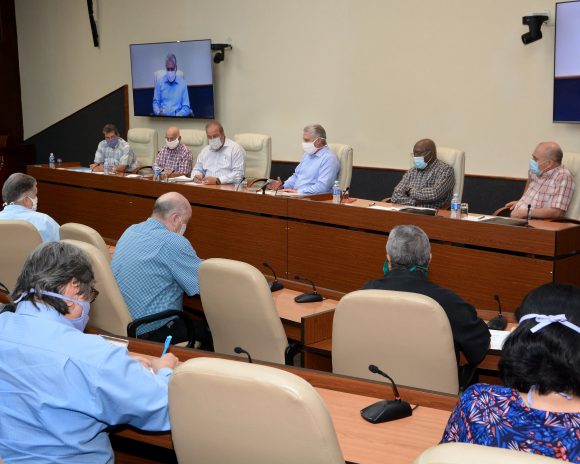 “Nosotros estamos en una lucha por salvar la vida de las personas y por evitar que se propague la enfermedad”, dijo Díaz-Canel. Fotos: Estudios Revolución.