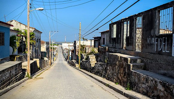 Calles vacías en la vida cotidiana en la ciudad costera de Gibara, declarada en cuarentena colectiva por la pandemia del COVID-19. Foto: Danier Ernesto González/Gibaravisión/ACN.