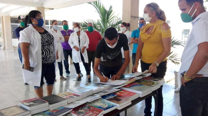 Donación de libros a Centro de Aislamiento//Foto Baldo Alexy Blanco