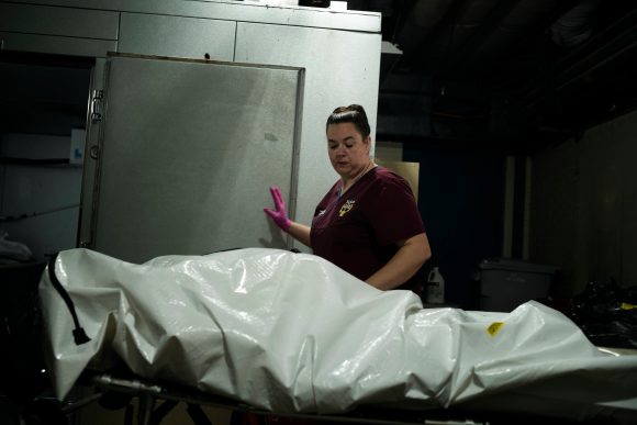 Lina Evans, la forense en el condado de Shelby, Alabama, dijo que ahora sospecha de un aumento en las muertes en su condado a principios de este año, muchas de las cuales involucraban neumonías graves. Foto: .Bob Miller para The New York Times