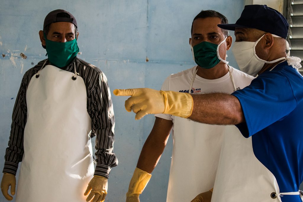 Trabajadores del INDER // Foto Ibrahín Sánchez Carrillo