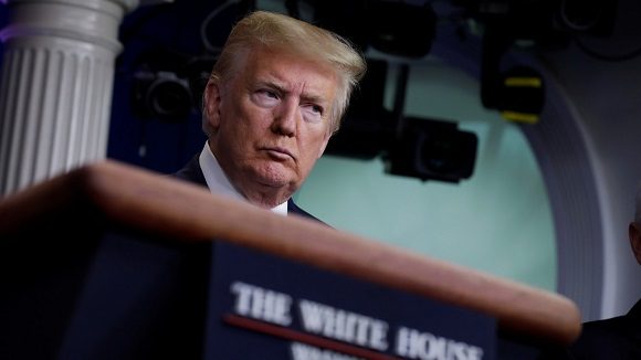 Donald Trump alarmado por el nuevo coronavirus. EE.UU. se ha convertido en el país más afectado por la enfermedad tanto en términos de casos positivos como de víctimas mortales. Foto: Yuri Gripas / Reuters.