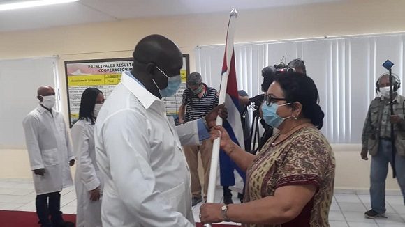 La ceremonia de abanderamiento tuvo lugar en la Unidad Central de Cooperación Médica. Foto: Radio Rebelde.