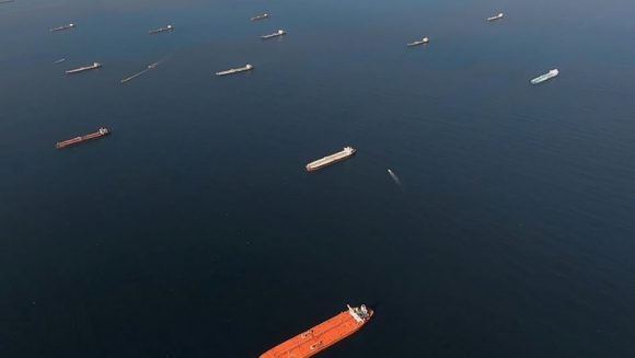 Buques petroleros anclados cerca de Long Beach (California, EE.UU.), 23 de abril de 2020. Foto: Reuters.