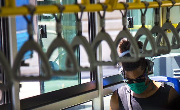 El uso del nasobuco en el transporte público es obligatorio. Foto: Irene Pérez/ Cubadebate.