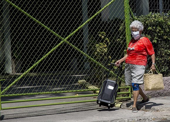 Personas de la tercera edad en la calle. Foto: Ismael Francisco/ Cubadebate.

