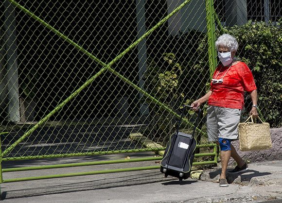 Personas de la tercera edad en la calle. Foto: Ismael Francisco/ Cubadebate.