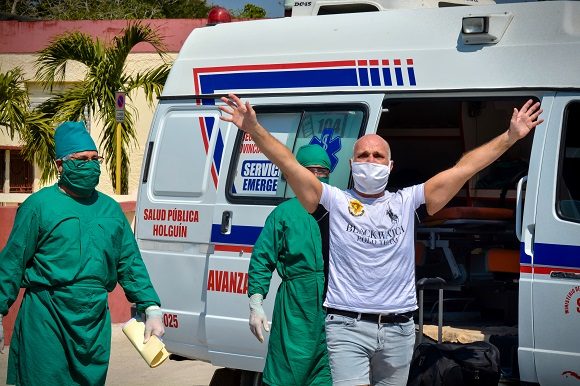Gracias Cuba, Viva Cuba, repitió una y otra vez el turista canadiense de 57 años Maikel Glofhestea. Foto: Juan Pablo Carreras/ACN.