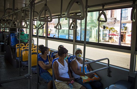 Los nasobucos u otro tipo de mascarillas, solo son eficaces si se combinan con el lavado frecuente de las manos. Foto: Irene Pérez/ Cubadebate.