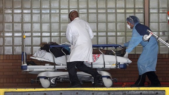 Médicos y un paciente en un hospital de Nueva York, EE.UU., el 6 de abril de 2020. Foto: Brendan Mcdermid/Reuters.