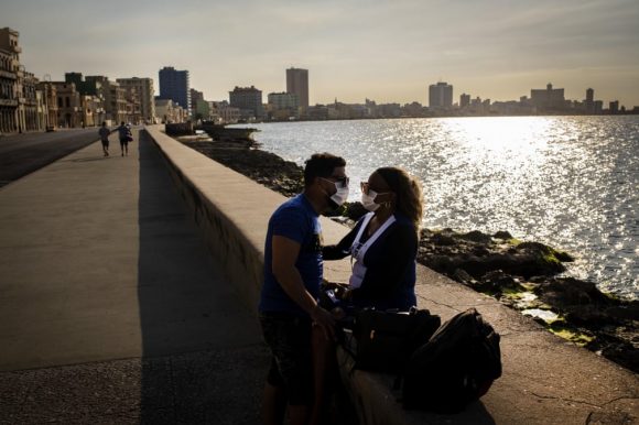 Una pareja pasa la tarde en el malecón de La Habana. Foto: Ramón Espinosa/AP