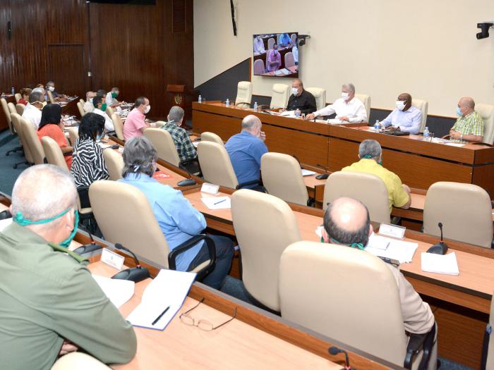 A la reunión que encabezaron el Presidente de la República y el Primer Ministro, en la tarde de este jueves se sumó un encuentro con representantes de un grupo de expertos, que apoyan, desde la ciencia, el enfrentamiento a la covid-19. Foto: Estudios Revolución