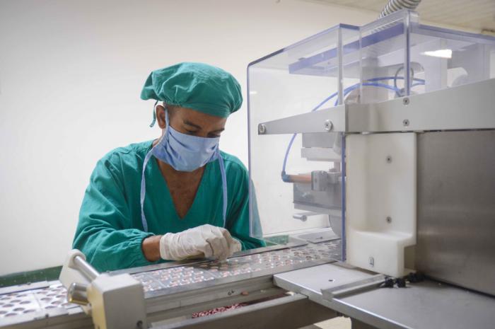 Trabajador labora en la Unidad Empresarial de Base (UEB) Novatec, para el incremento productivo de medicamentos en tiempos de la COVID-19 Foto: ACN