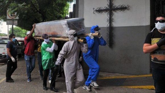 Desde el 20 de marzo pasado, la cifra de fallecidos por coronavirus o con sospecha comenzó a superar los diez casos por día en Ecuador.