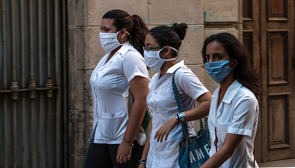 Estudiantes de medicina continúan con las labores de pesquisas en todo el país.  Foto: Abel Padrón Padilla/Cubadebate