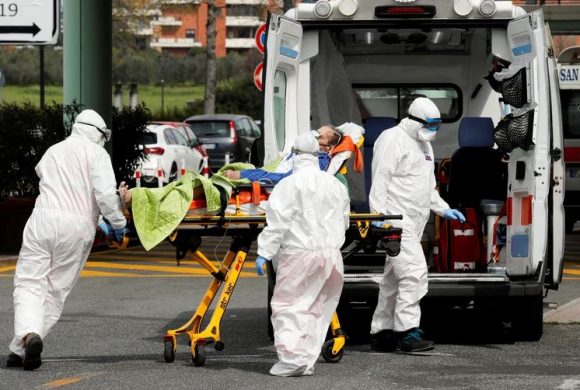 Médicos trabajan protegidos por trajes especiales en el Policlínico Tor Vergata de Roma. Foto: Remo Casilli/ Reuters.