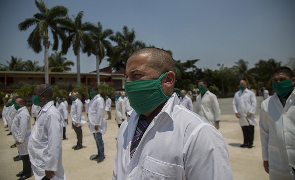 Despiden a brigada Medica cubana de 39 integrantes, que parte a Italia a colaborar en la lucha contra la Pandemia del Coronavirus, in Havana, Cuba,
Sunday, April 12, 2020. (AP Photo/Ismael Francisco)