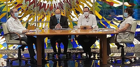 Desde el Palacio de la Revolución, ministros de Salud Pública, Educación y Educación Superior comparecen este viernes en la Mesa Redonda. Foto: @PresidenciaCuba