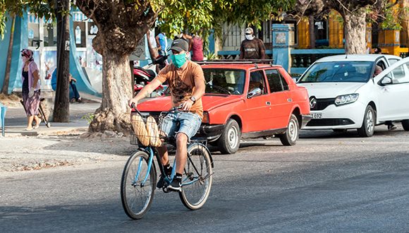 Cubanos en su cotidianidad en tiempos de Covid. Foto: Abel Padrón Padilla/Cubadebate