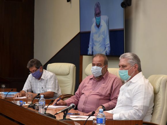 El Presidente de la República, Miguel Díaz-Canel Bermúdez, y el Primer Ministro, Manuel Marrero Cruz, volvieron a chequear la situación con el nuevo Coronavirus en la Isla. Foto: Estudios Revolución.