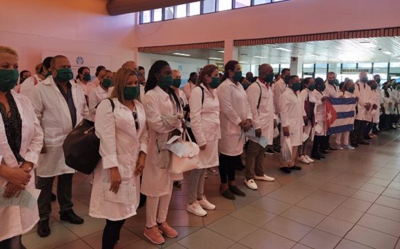 Llegan a Santa Lucía médicos cubanos para apoyar en el enfrentamiento a la COVID-19. Foto: Juan Antonio Palacios/Twitter.