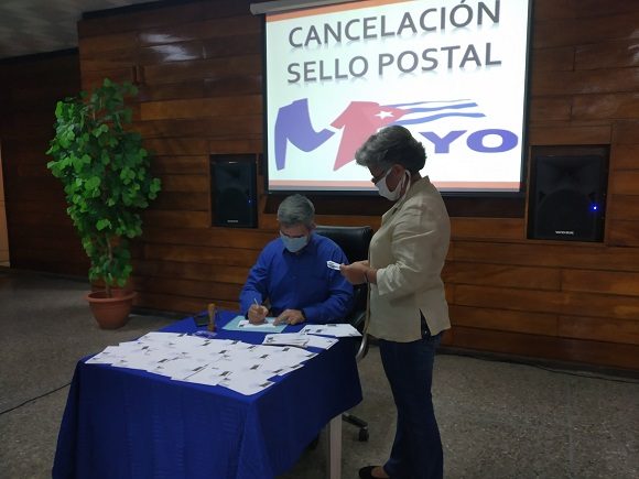 Jorge Luis Perdomo en la cancelación del sello postal por el Primero de Mayo. Foto: Thalía Fuentes/ Cubadebate.