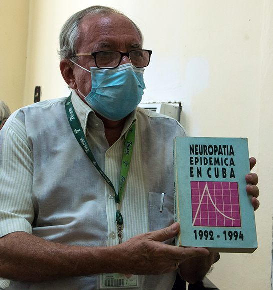 El doctor Pedro Más Bermejo, vicepresidente de la Sociedad Cubana de Higiene y Epidemiología, comenta sobre la amplia experiencia de Cuba en el tratamiento de epidemias.. Foto: Abel Padrón Padilla/Cubadebate.