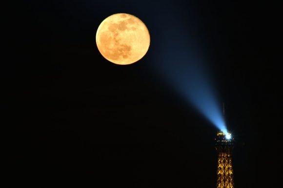 Una super luna cerca de la Torre Eiffel, en París, Francia, en febrero de 2019. Foto: Mustafa Yalcin/Anadolu Agency/Getty Images.