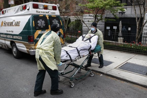 Un paciente es cargado en la parte trasera de una ambulancia por trabajadores médicos de emergencia afuera del Centro de Salud Cobble Hill, el viernes 17 de abril de 2020, en el distrito de Brooklyn de Nueva York. La desesperación provocada en los hogares de ancianos por el coronavirus quedó al descubierto el viernes en una encuesta estatal que identificó numerosas instalaciones de Nueva York donde murieron varios pacientes. Diecinueve de los hogares de ancianos del estado han tenido al menos 20 muertes relacionadas con la pandemia. Cobble Hill Health Center fue catalogado el peor con 55 muertes. Foto AP / John Minchillo