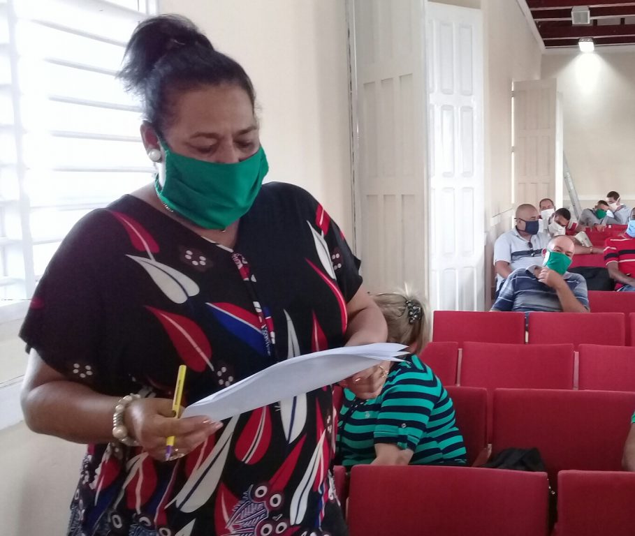 Idania Fonseca, intendente del municipio Manzanillo informa en el CDM la situación de Secadero // Foto Eliexer Pelaez