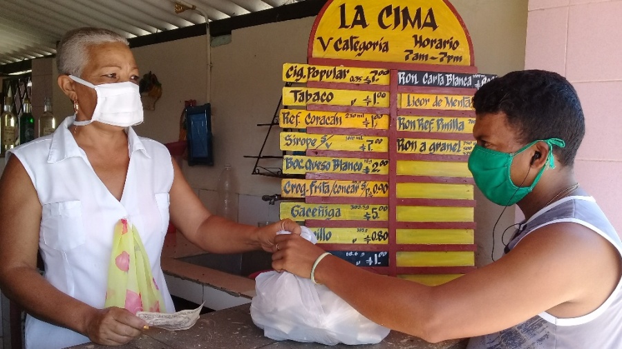 Alimentos desde el barrio para garantizar el aislamiento social // Foto Eliexer Pelaez Pacheco