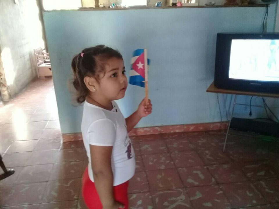 Danelia, toma la bandera con fuerza en sus manos // Foto Denia Fleitas