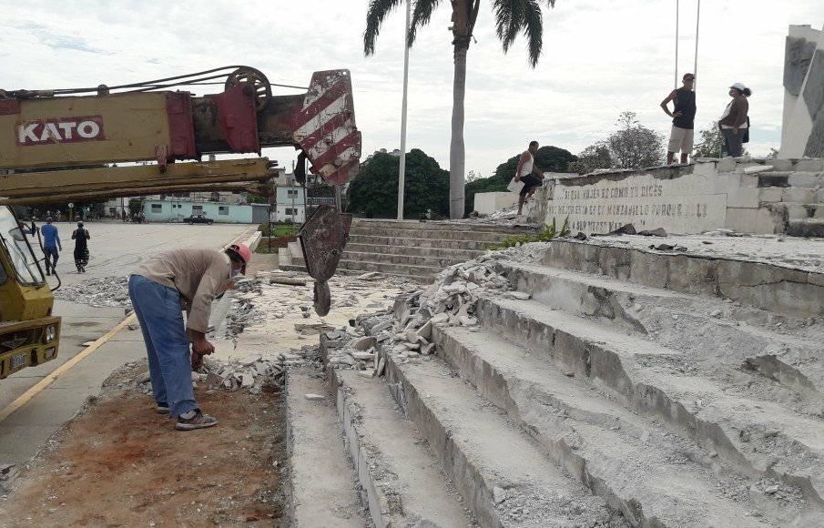 Se trabaja en la restauración general de la Plaza de la Revolución Celia Sánchez Manduley de Manzanillo // Foto tomada del perfil de facebook de Rosa María Rodríguez García