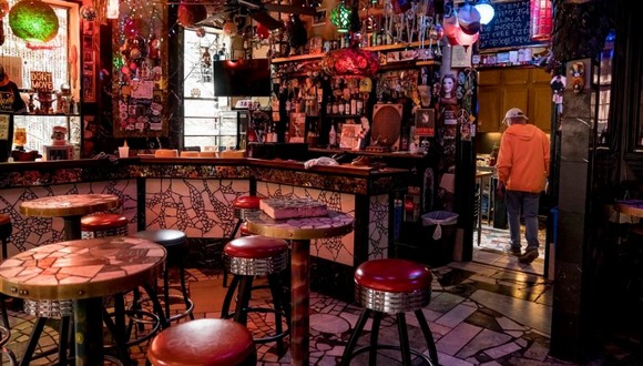 Jeff Lockheed, propietario de un bar en St. Louis, ha decidido no volver a abrir de inmediato cuando el brote de coronavirus se alivie. La mayoría de los estadounidenses encuestados esperan que un cambio económico tome años. Foto: Whitney Curtis / The New York Times