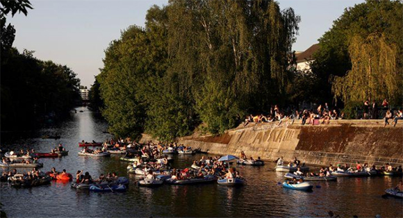 La gente disfruta del sol en las barcas en el canal Landwehrkanal, en Berlín, Alemania, el sábado 9 de mayo de 2020. Foto: Reuters.