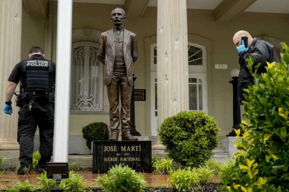 Los agujeros de bala son visibles en una columna detrás de una estatua del héroe de la independencia cubana José Martí. Foto: Andrew Harnik/AP.