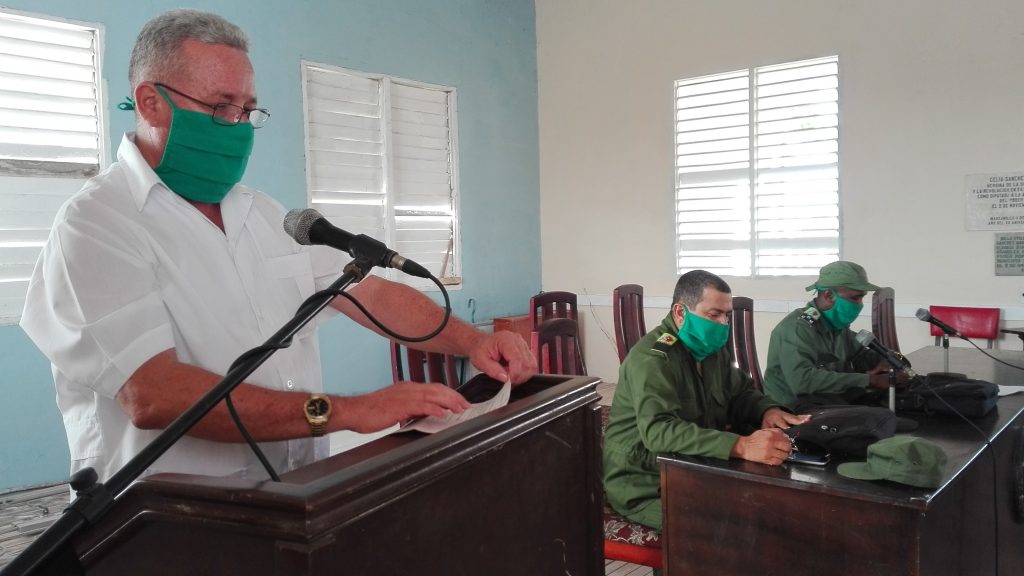Doctor Carlos Rodríguez, director de Salud Pública en Manzanillo informa sobre el nuevo sospechoso //  Foto Marlene Herrera