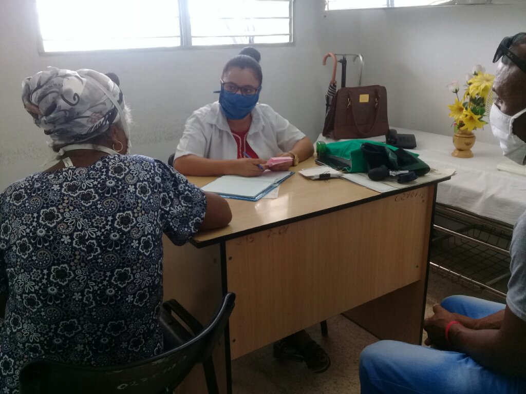 Melba La O acude a consulta en compañía de su hijo Ernesto// Foto Denia Fleitas Rosales