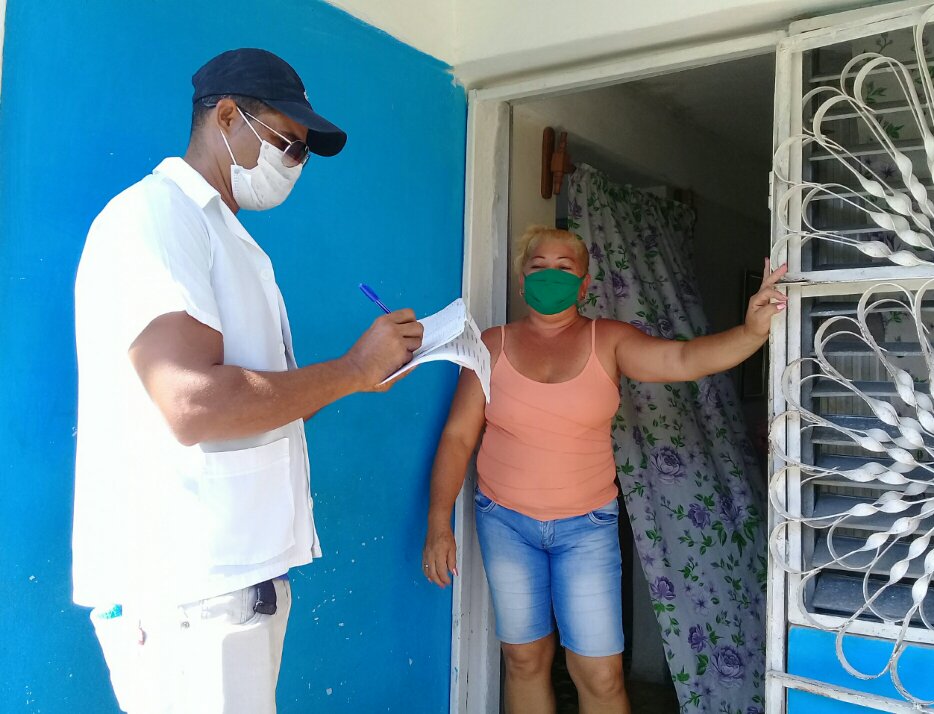 Los jóvenes protagonizan las pesquisas en los barrios manzanilleros y cubanos contra el nuevo coronavirus// Foto Denia Fleitas Rosales