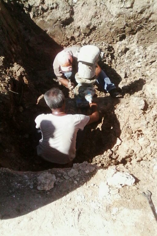 Labores de supresión de salideros en la conductora del campo de pozos de Cuentas Claras  // Foto cortesía de la empresa de Acueducto y Alcantarillado de Manzanillo