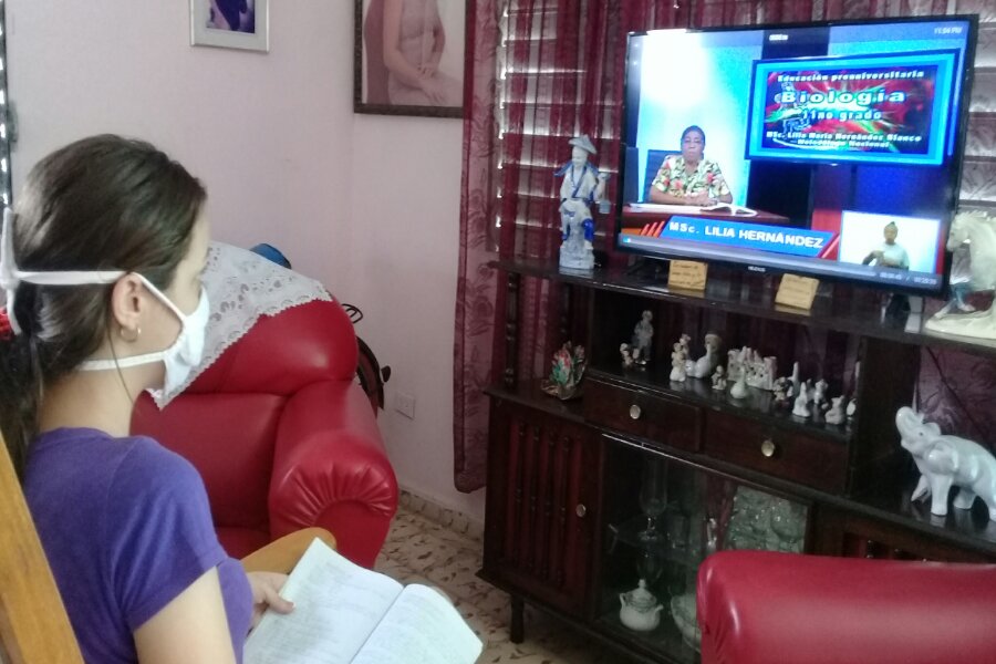 Amni después de sus teleclases apaga el televisor //Foto Eliexer Pelaez Pacheco