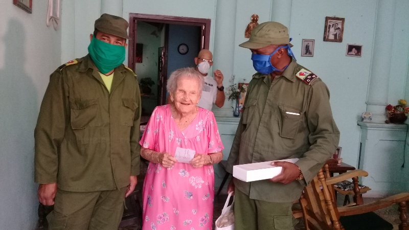 Mercedes Boronat Muñoz, única víctima de guerra que queda en Manzanillo se sintió muy alagada con la visita de las máximas autoridades del partido y el gobierno del municipio en este Día de las Madres // Foto Eliexer Pelaez Pacheco