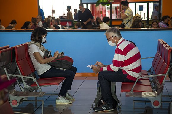 ntrada al país y salida de viajeros a otros destinos del mundo. Una rutina normal, cotidiana en este punto de frontera de la geografía cubana, ahora limitada debido a la pandemia de la COVID-19. Foto: Irene Pérez/ Cubadebate.