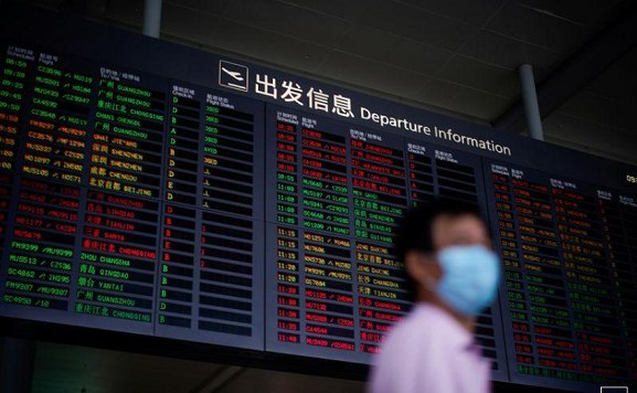 Un hombre con una mascarilla en el aeropuerto internacional de Hongqiao en Shanghái, China, el 21 de mayo de 2020. Foto. Reuters.