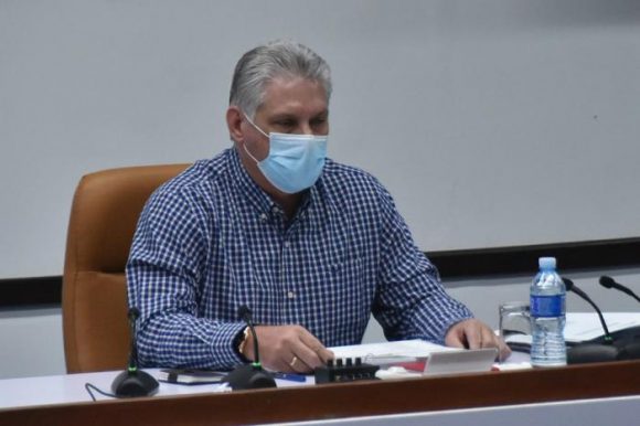 El Presidente Díaz-Canel llamó a la población a no echar por tierra los avances alcanzados en el enfrentamiento a la COVID-19. Fotos: Estudios Revolución.