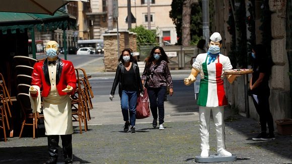 Peatones en una calle de Roma, Italia. Foto: Remo Casilli / Reuters.