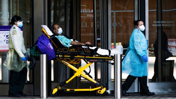 Médicos con un paciente en Nueva York, EE.UU., el 3 de mayo de 2020. Foto: Reuters.