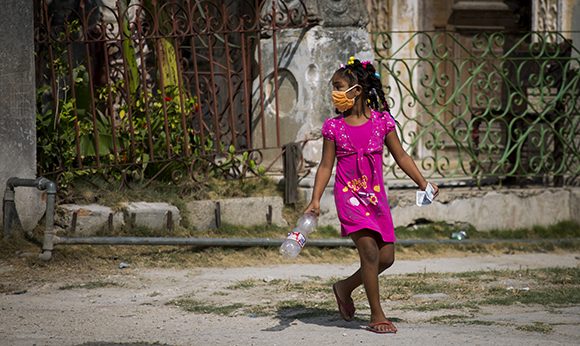 Debemos evitar que los niños salgan a las calles. Foto: Irene Pérez/ Cubadebate.