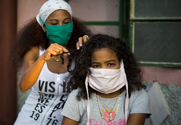 Trenzas en un portal del Cerro, La Habana. Foto: Irene Pérez/ Cubadebate.