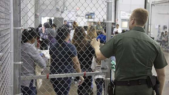 Expulsión de inmigrantes en la frontera estadounidense. Foto: ANSA.